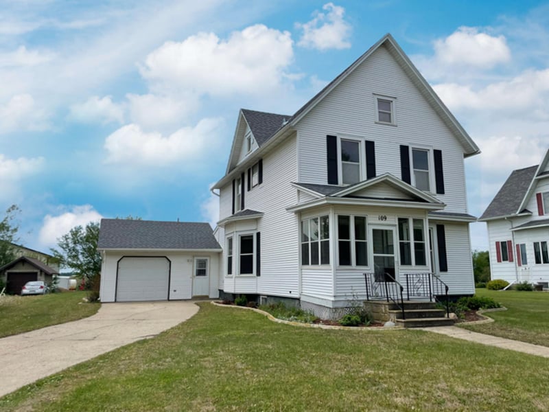 109 White St N, Comfrey, MN 56019