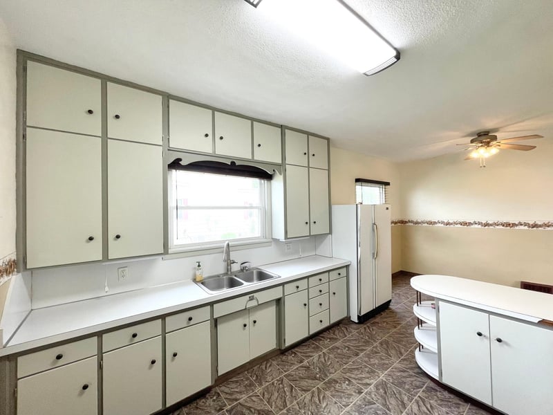 109 White St N, Comfrey, MN 56019
