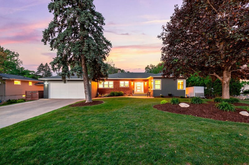 2101 Regent Ave N, Golden Valley, MN 55422