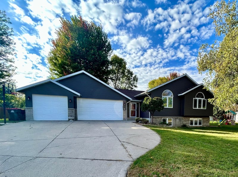 110 U'ren Ln, Redwood Falls, MN 56283