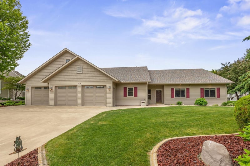 1278 Birdie Cir NW, Hutchinson, MN 55350