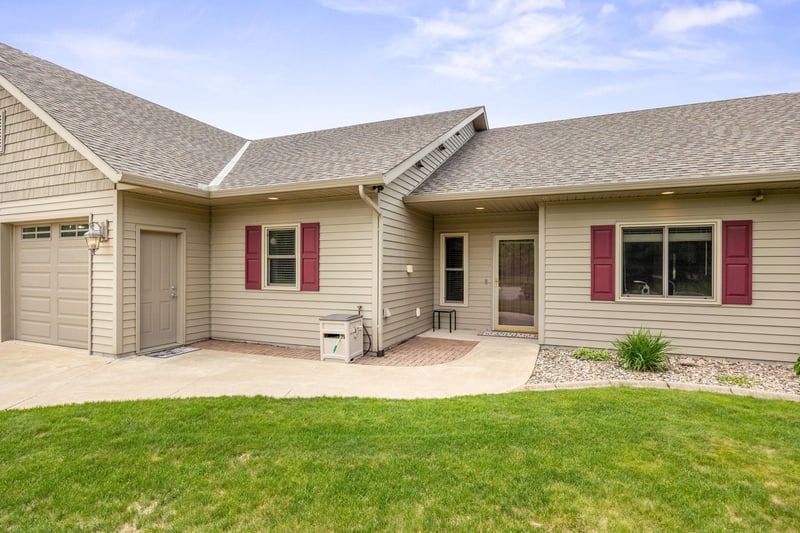 1278 Birdie Cir NW, Hutchinson, MN 55350