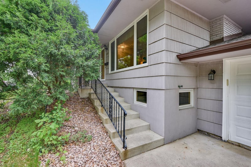 6221 Hansen Rd, Edina, MN 55436