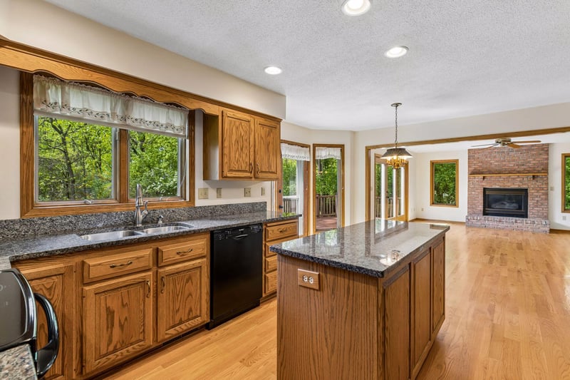 1933 Charlton St, West Saint Paul, MN 55118