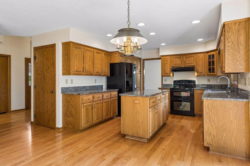 1933 Charlton St, West Saint Paul, MN 55118