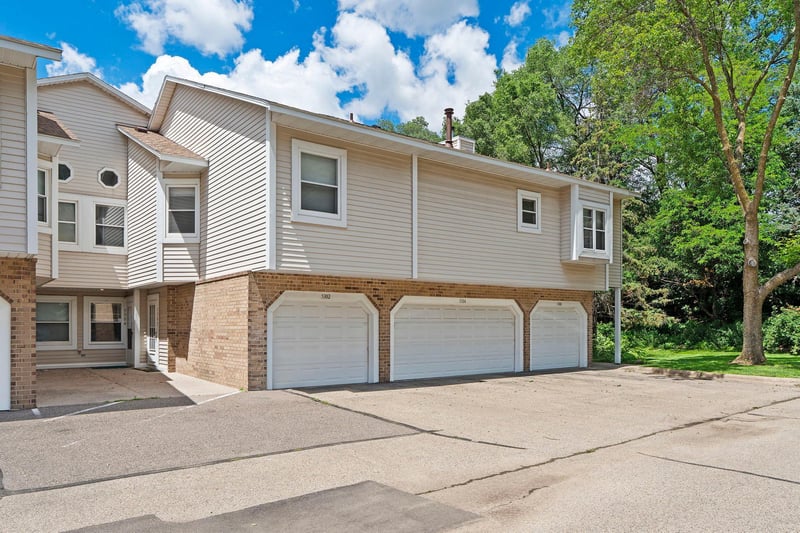 5304 Highpointe Ter, Bloomington, MN 55437