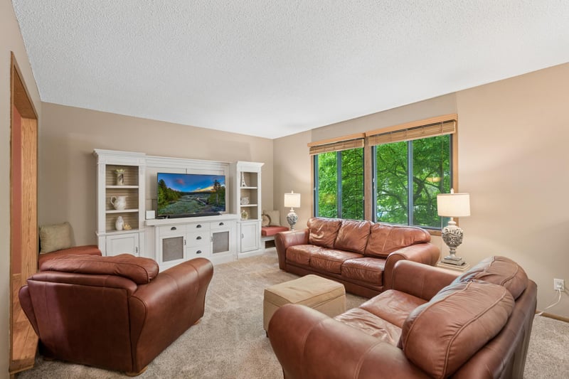 503 Laredo Ln, Chanhassen, MN 55317