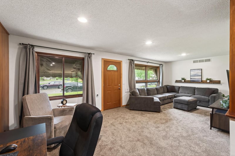 6102 Hampshire Ave N, Crystal, MN 55428