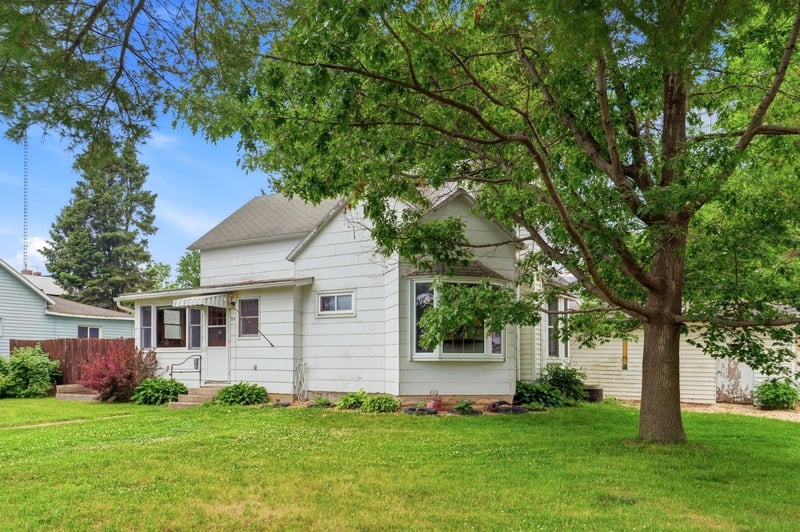 95 1st Ave NE, Elgin, MN 55932