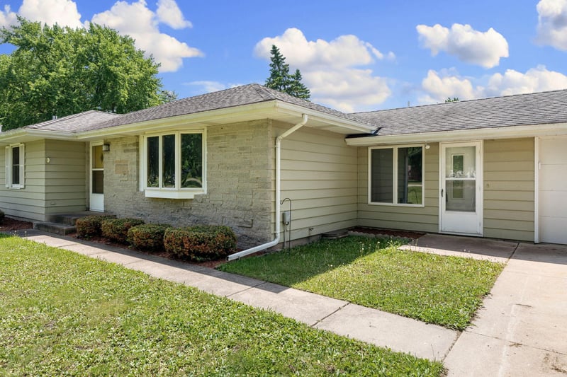 58413 220th St, Austin, MN 55912