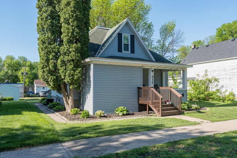 317 Walnut St SW, Sleepy Eye, MN 56085