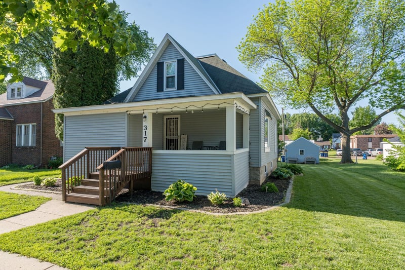 317 Walnut St SW, Sleepy Eye, MN 56085