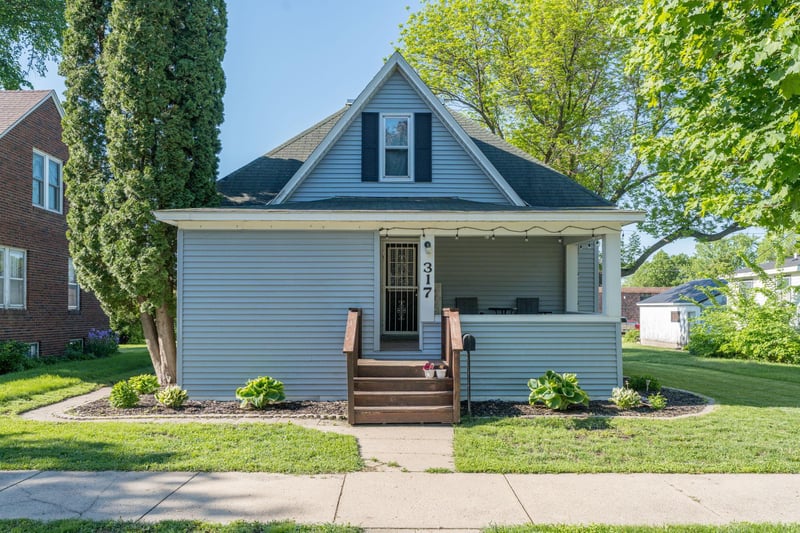 317 Walnut St SW, Sleepy Eye, MN 56085
