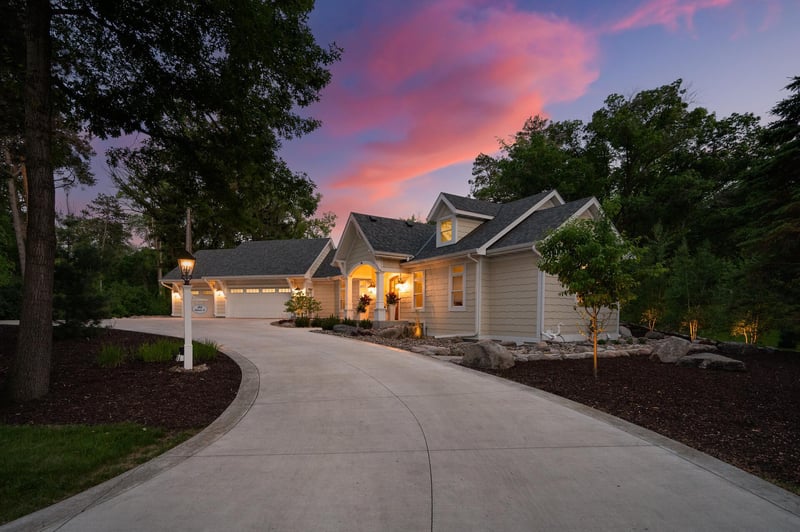 94 Neptune St, Mahtomedi, MN 55115