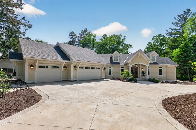 94 Neptune St, Mahtomedi, MN 55115