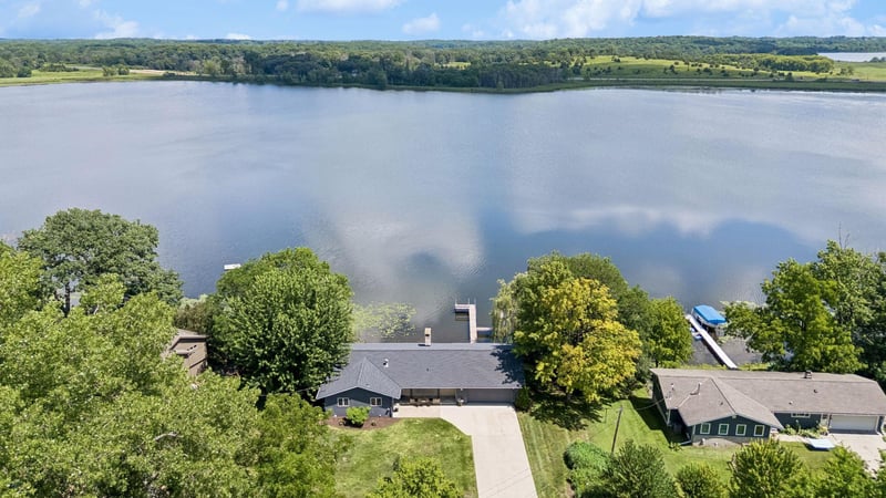 2500 Auburn Dr, Victoria, MN 55386