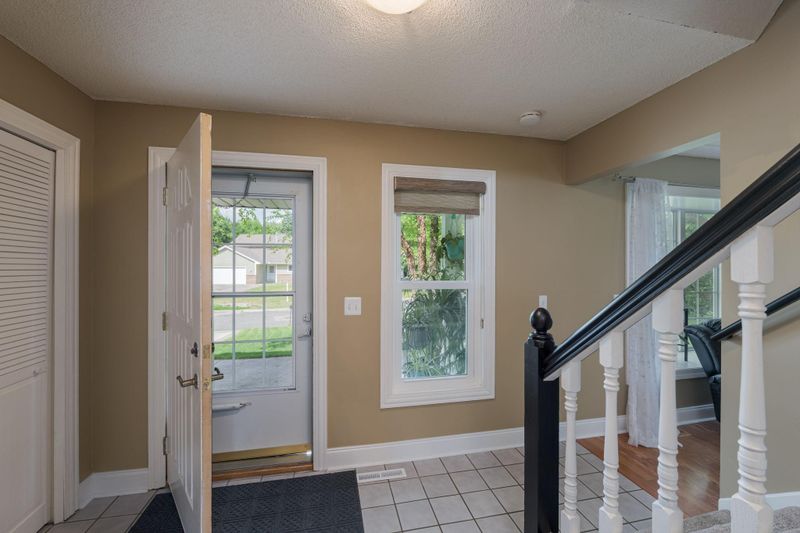 901 Southwind Dr, Burnsville, MN 55306