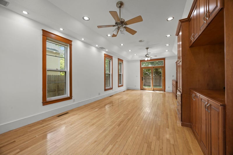 615 1st St NW, Faribault, MN 55021