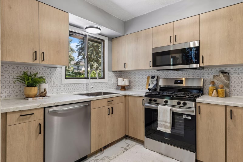 1077 Churchill Cir, Shoreview, MN 55126