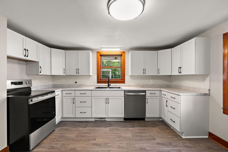 387 2nd St S, Bayport, MN 55003