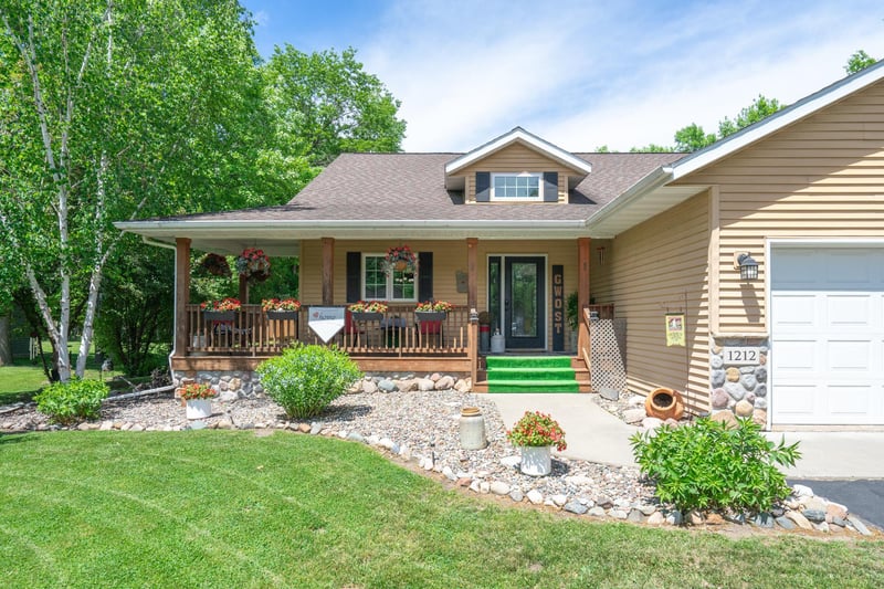 1212 Parkview Dr SW, Little Falls, MN 56345