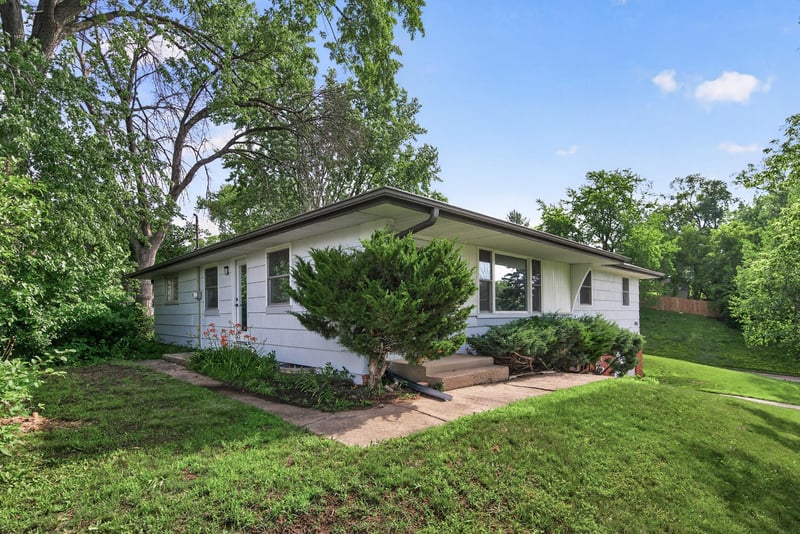 8912 Tretbaugh Dr, Bloomington, MN 55431
