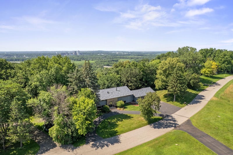 565 Lakota Ln, Chaska, MN 55318