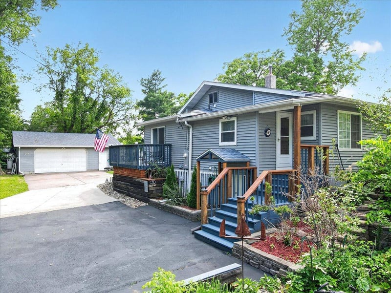 79 Long Lake Rd, Mahtomedi, MN 55115