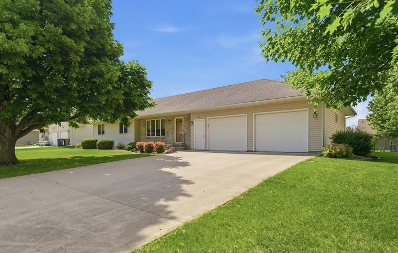 18 Mill Ave, Minnesota Lake, MN 56068