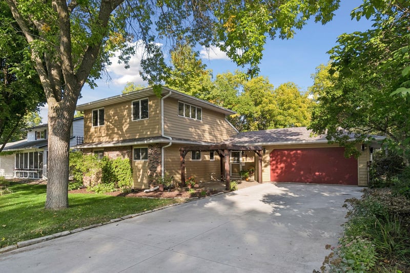 1868 Woodland Dr, Red Wing, MN 55066