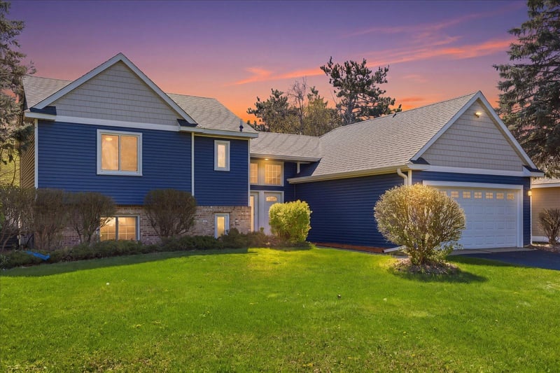 512 Hyde Ave N, Mahtomedi, MN 55115