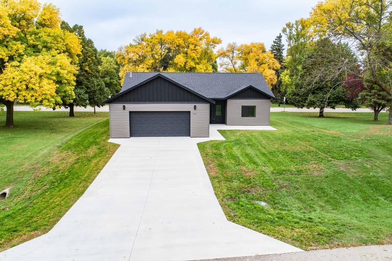 313 1st St NE, Rothsay, MN 56579
