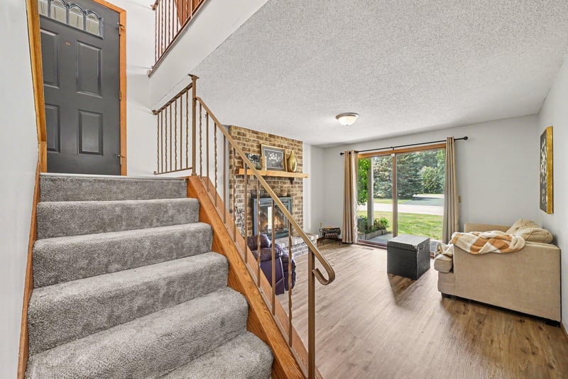 5654 Chatsworth St N, Shoreview, MN 55126