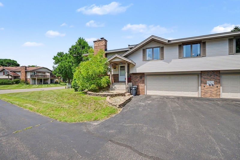 5654 Chatsworth St N, Shoreview, MN 55126
