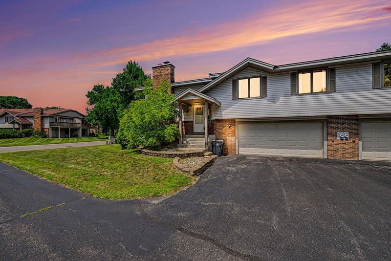 5654 Chatsworth St N, Shoreview, MN 55126