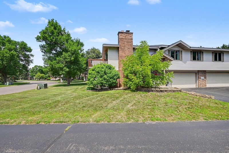 5654 Chatsworth St N, Shoreview, MN 55126