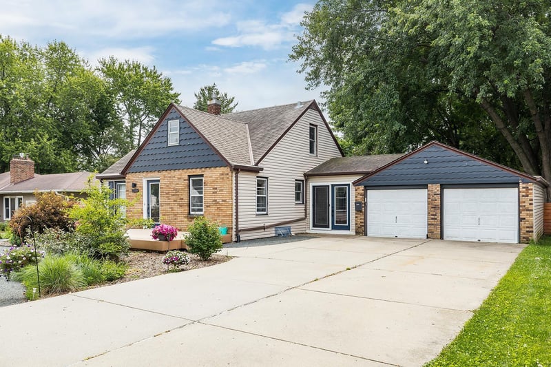1266 Draper Ave, Roseville, MN 55113