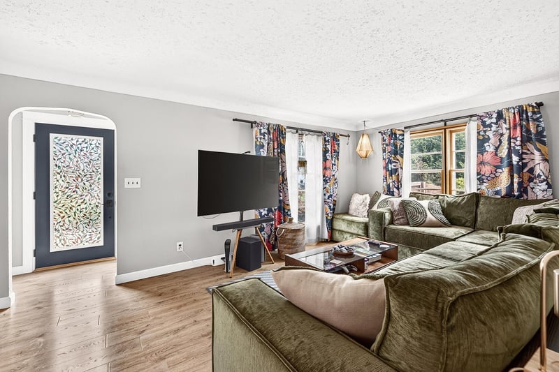 1266 Draper Ave, Roseville, MN 55113