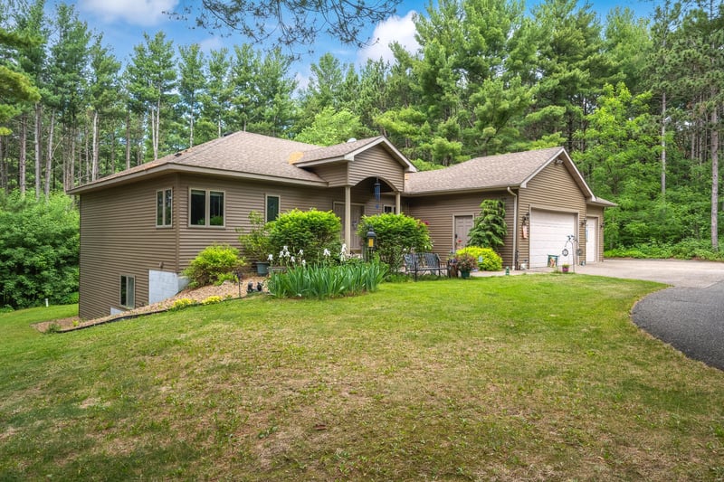 65 202nd St #M, Star Prairie, WI 54026