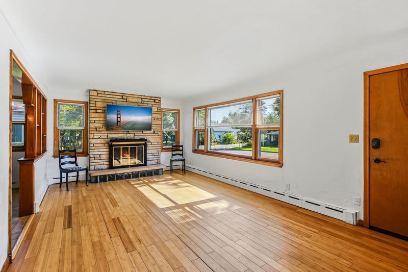 1065 Stryker Ave, West Saint Paul, MN 55118
