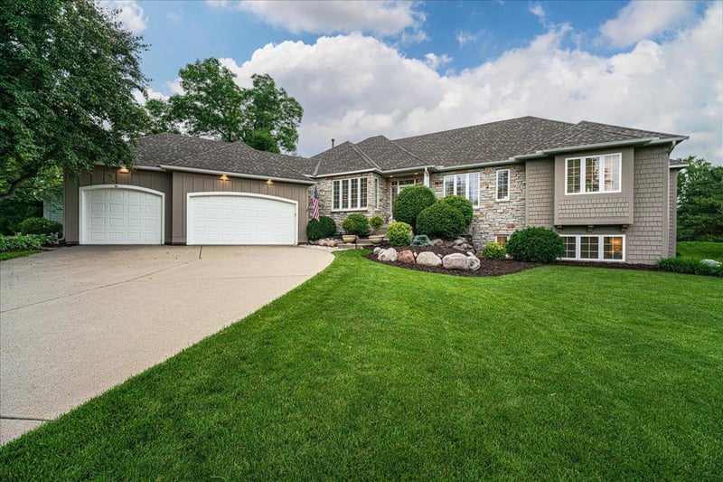 7806 Bush Lake Dr, Bloomington, MN 55438