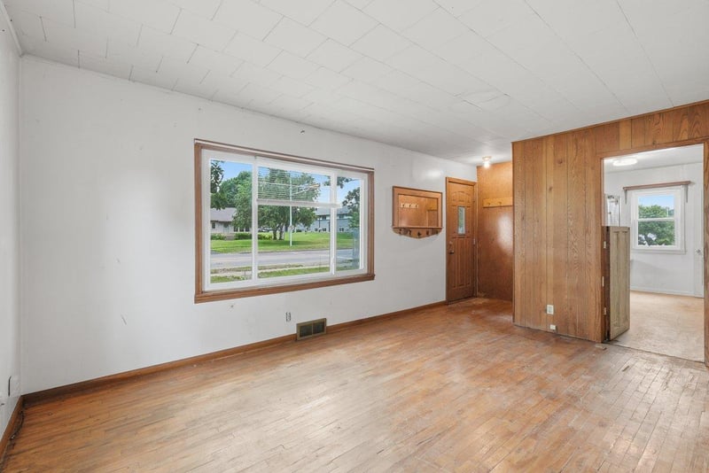 921 S Main St, River Falls, WI 54022
