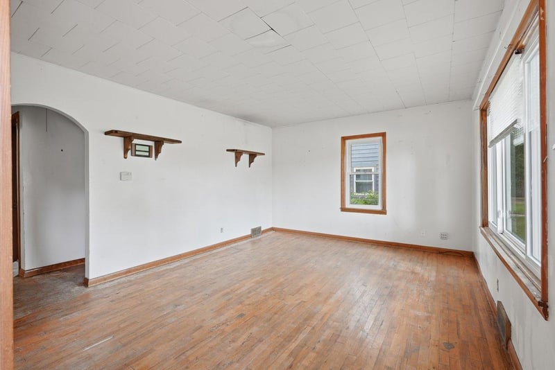 921 S Main St, River Falls, WI 54022
