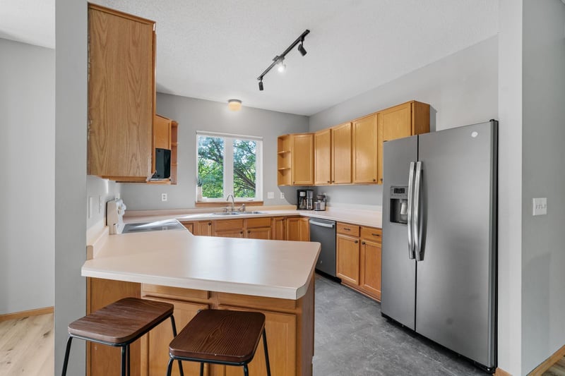 1416 Mcandrews Rd E, Burnsville, MN 55337