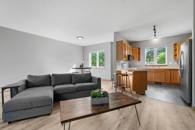 1416 Mcandrews Rd E, Burnsville, MN 55337