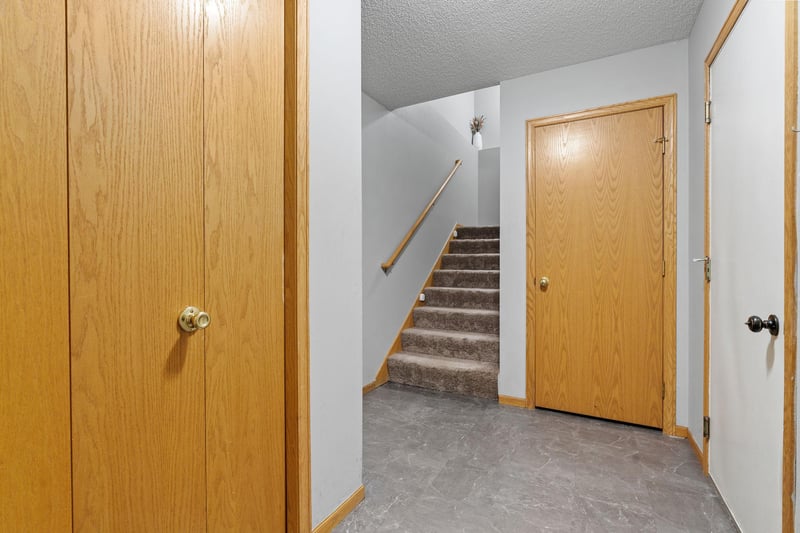 1416 Mcandrews Rd E, Burnsville, MN 55337