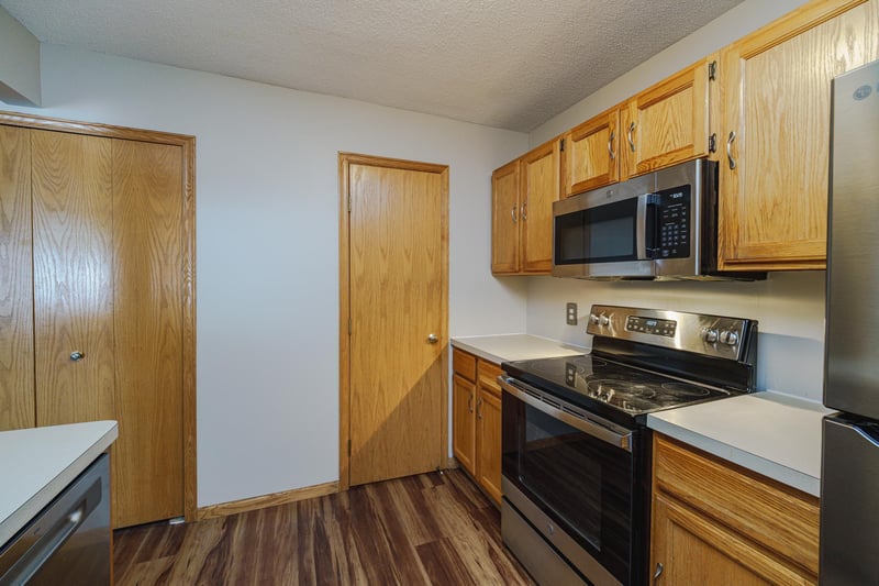 2005 Southcross Dr W #1003, Burnsville, MN 55306