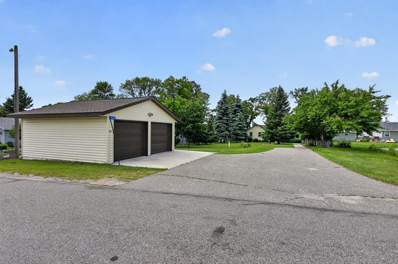 1103 S Darling Dr NW, Alexandria, MN 56308