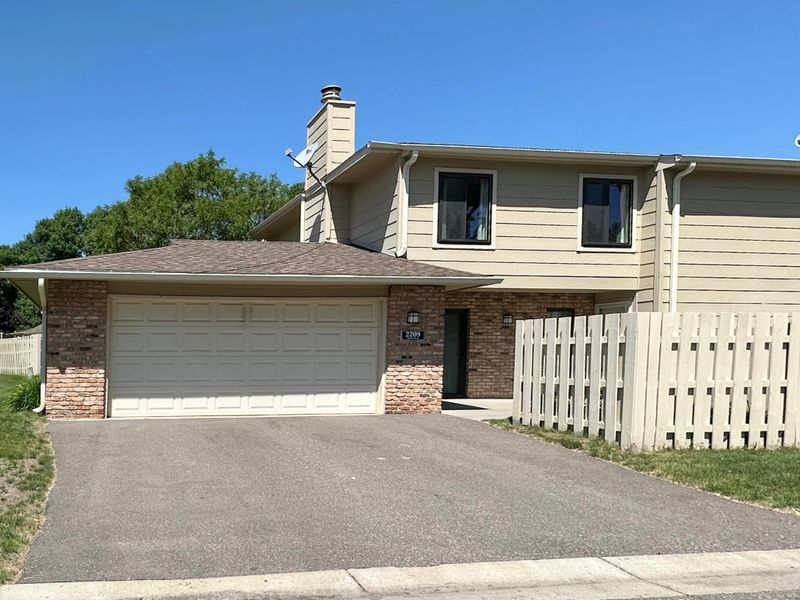 2209 Mayfair Rd, Golden Valley, MN 55427
