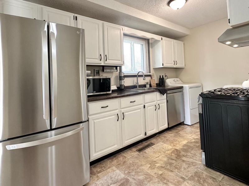 2209 Mayfair Rd, Golden Valley, MN 55427